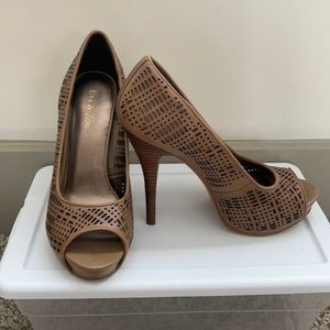 Tab platform pumps